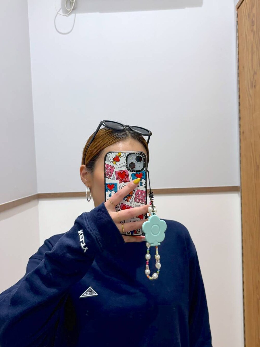 ホワイト系のTシャツ/カットソーを着用したレディースの秋コーディネートの4枚目の写真