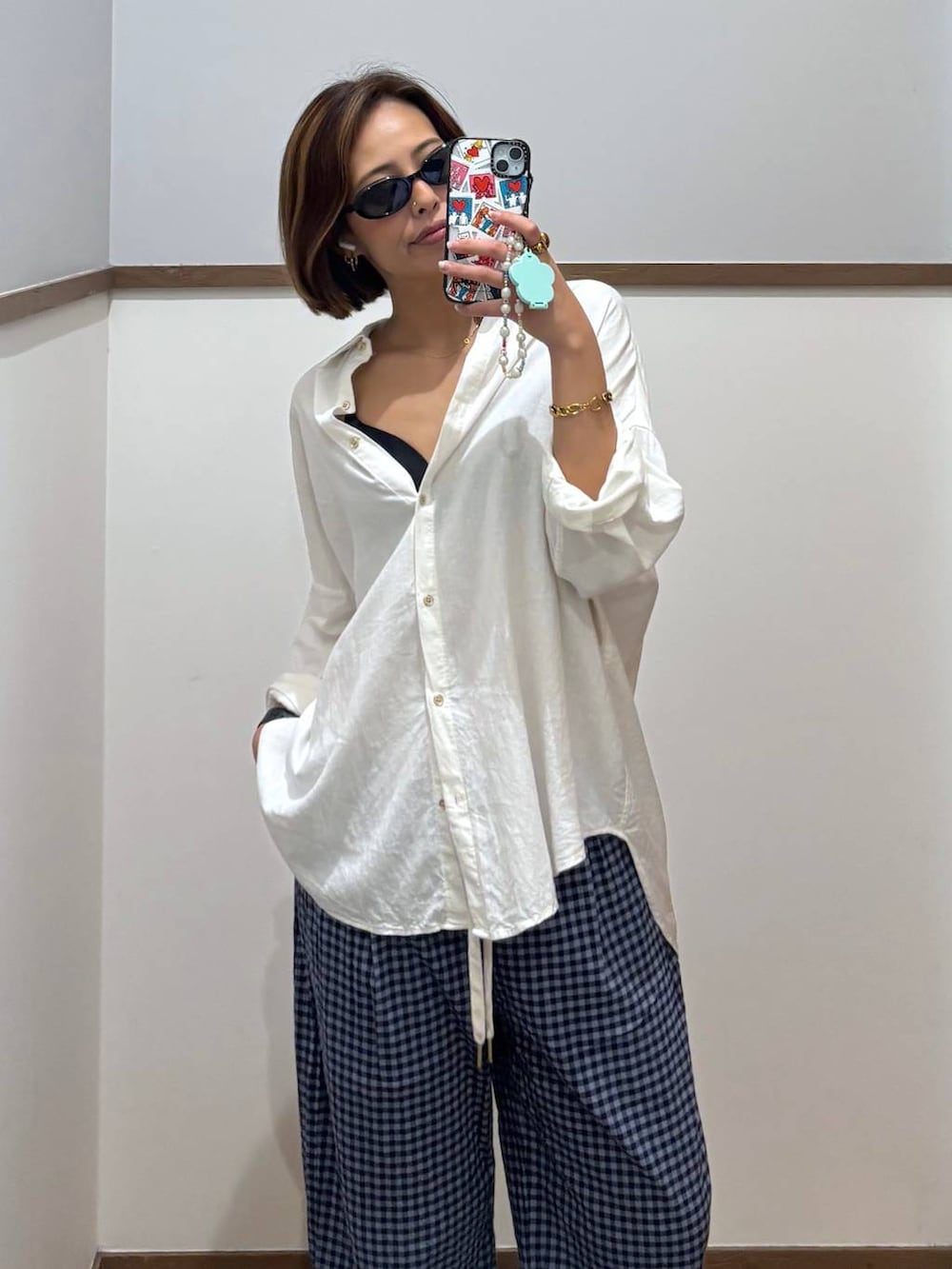 ホワイト系のシャツ/ブラウス、ブルー系のその他パンツを着用したレディースの夏コーディネートの9枚目の写真