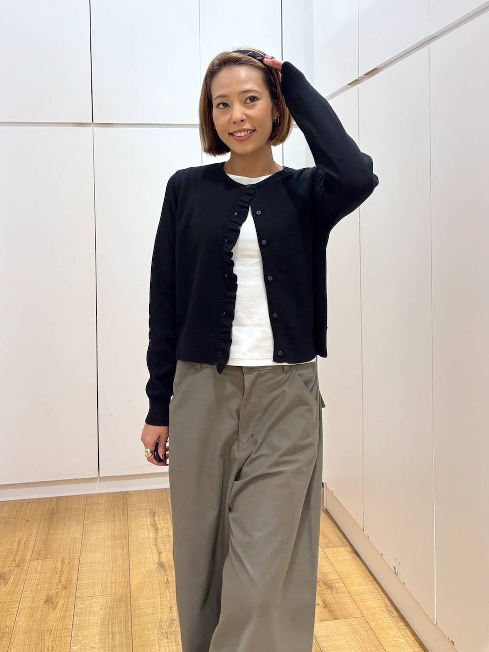 ブラック系のカーディガン/ボレロ、グリーン系のその他パンツ、ブラック系のカチューシャを着用したレディースの秋コーディネートの5枚目の写真