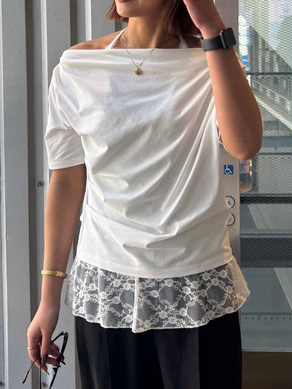 ブラック系のその他パンツ、ブラック系のサンダル、ホワイト系のTシャツ/カットソーを着用したレディースの春コーディネートの6枚目の写真