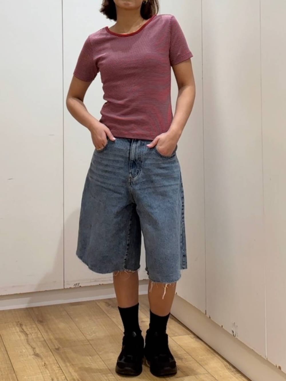 ブルー系のデニムパンツ、レッド系のTシャツ/カットソーを着用したレディースの春コーディネートの8枚目の写真
