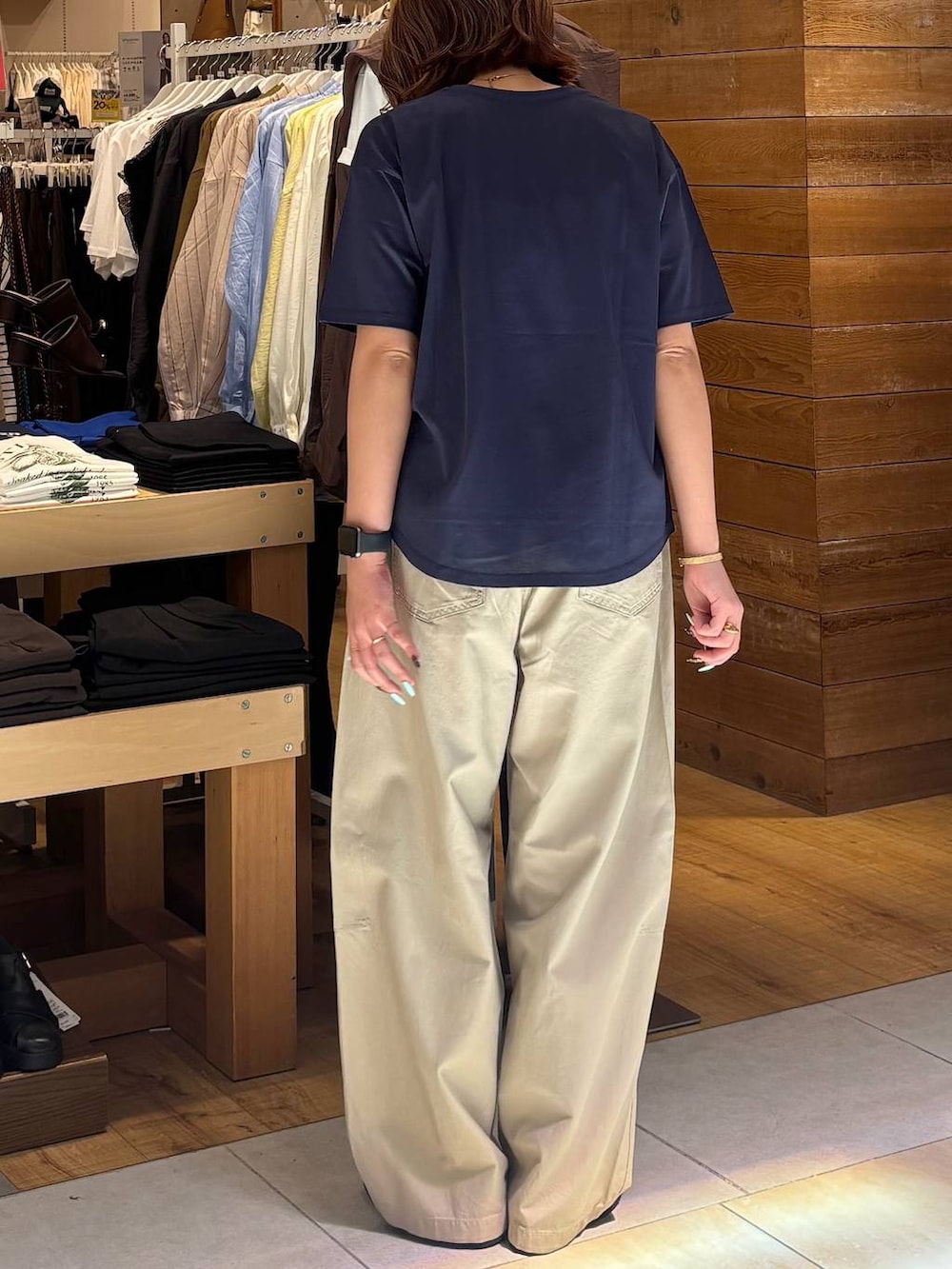ブラウン系のローファー、ベージュ系のその他パンツ、ブルー系のTシャツ/カットソーを着用したレディースの春コーディネートの5枚目の写真