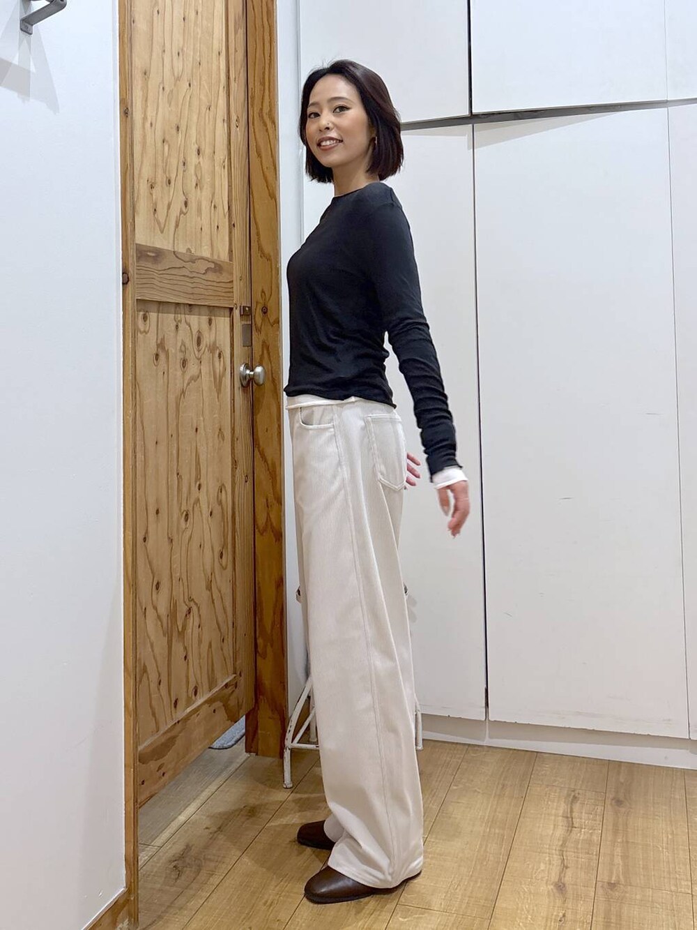 グレー系のその他パンツ、ブラウン系のブーツ、ホワイト系のTシャツ/カットソーを着用したレディースの秋コーディネートの5枚目の写真