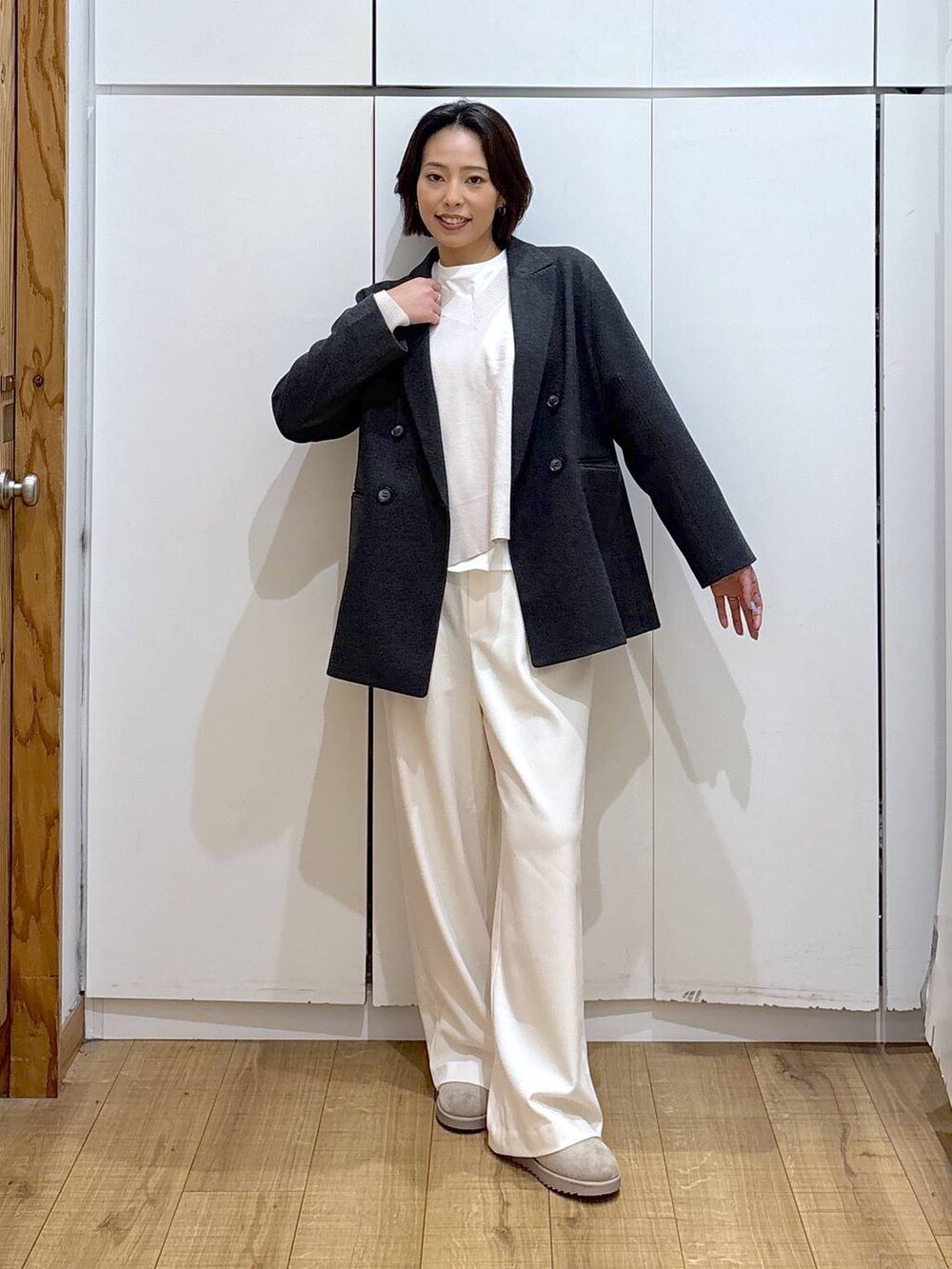 ホワイト系のニット/セーター、ホワイト系のTシャツ/カットソー、グレー系のその他パンツを着用したレディースの冬コーディネートの3枚目の写真