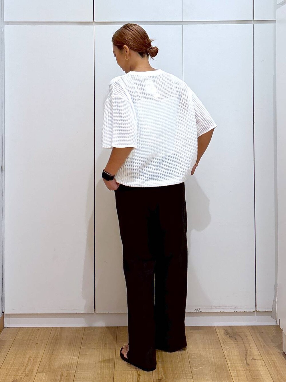 ホワイト系のキャミソール、ブラック系のサンダル、ブラウン系のその他パンツを着用したレディースの夏コーディネートの3枚目の写真