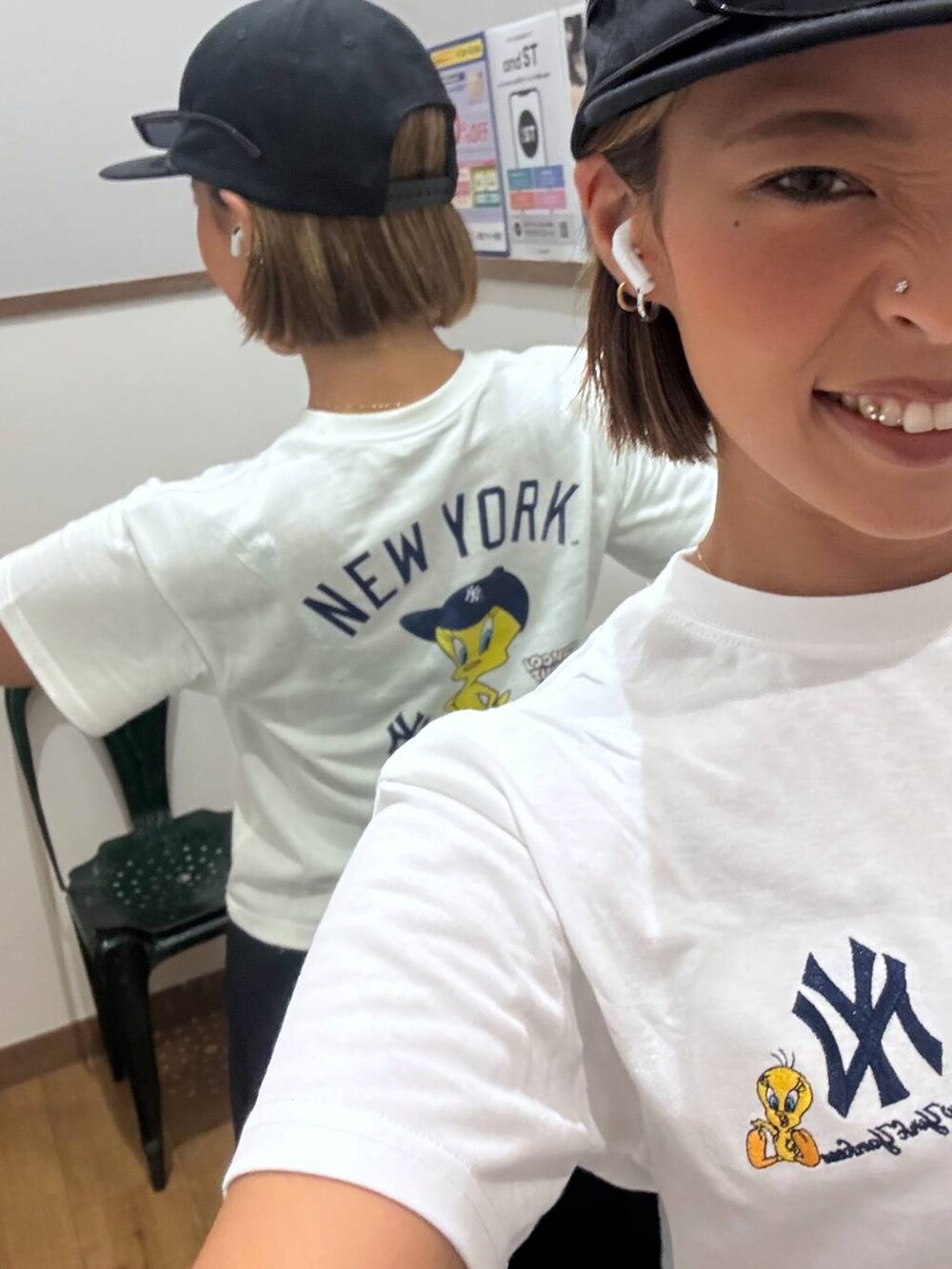 その他のTシャツ/カットソー、ブラック系のその他パンツを着用したレディースの秋コーディネートの2枚目の写真