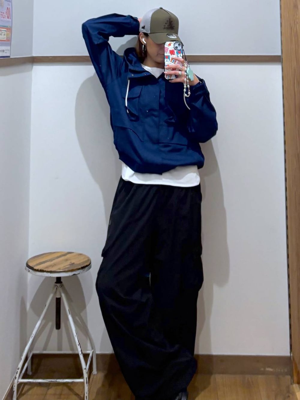 ブルー系のマウンテンパーカー、その他のタンクトップを着用したレディースの春コーディネートの5枚目の写真