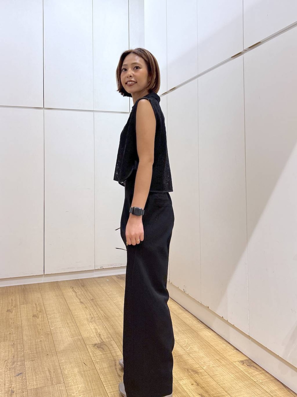 ブラック系のキャミソール、ブラック系のその他パンツ、ブラック系のベストを着用したレディースの夏コーディネートの2枚目の写真