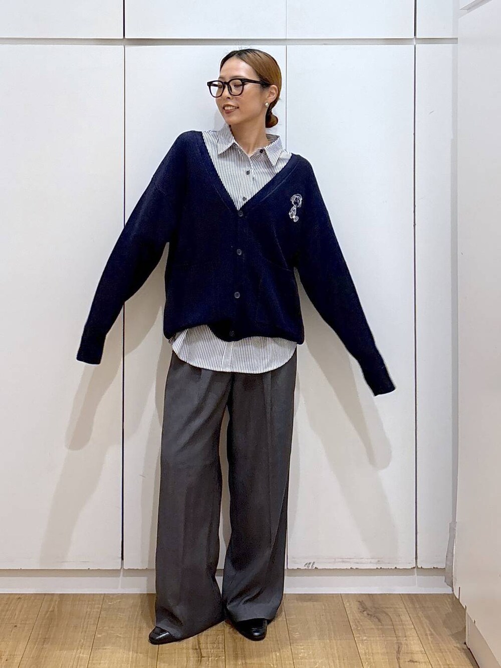 ブラック系のローファー、ブルー系のシャツ/ブラウス、グレー系のその他パンツを着用したレディースの秋コーディネートの5枚目の写真