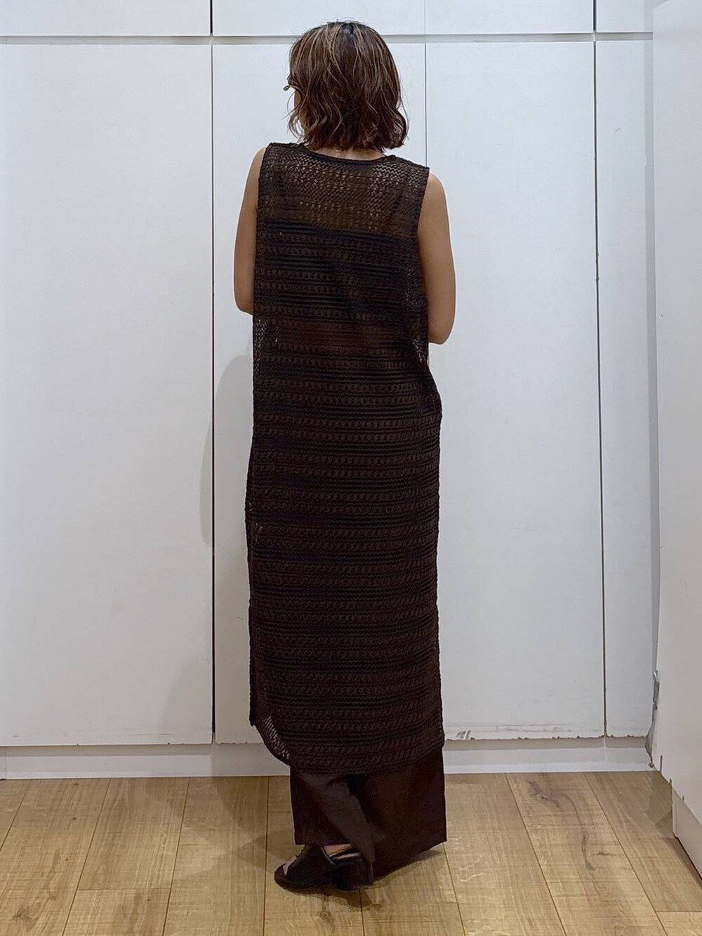 ブラック系のキャミソール、ブラウン系のその他パンツ、ブラック系のサンダルを着用したレディースの夏コーディネートの6枚目の写真
