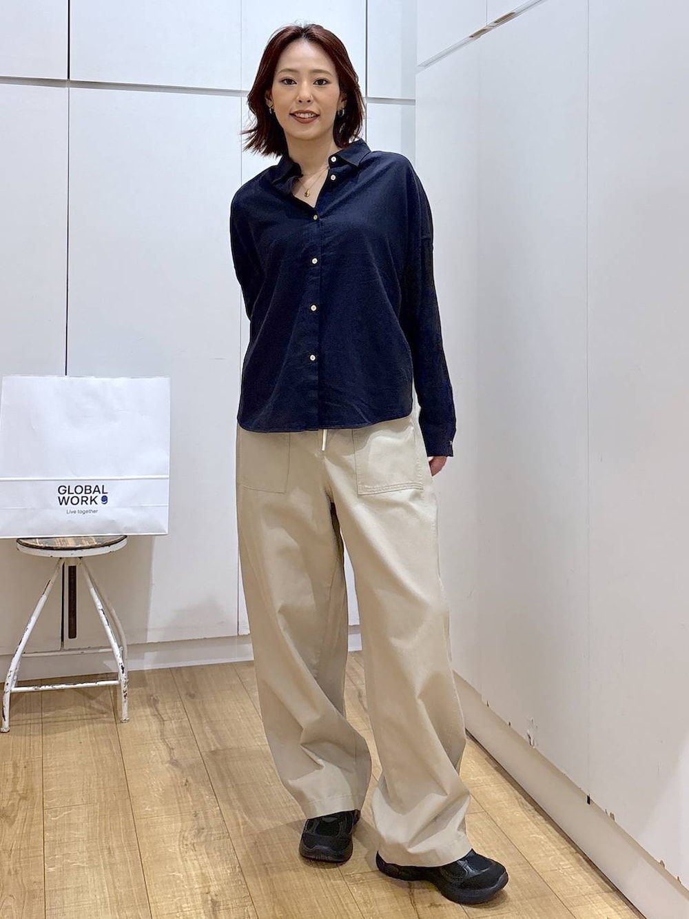 ブルー系のシャツ/ブラウス、ベージュ系のその他パンツ、ゴールド系のネックレスを着用したレディースの春コーディネートの2枚目の写真