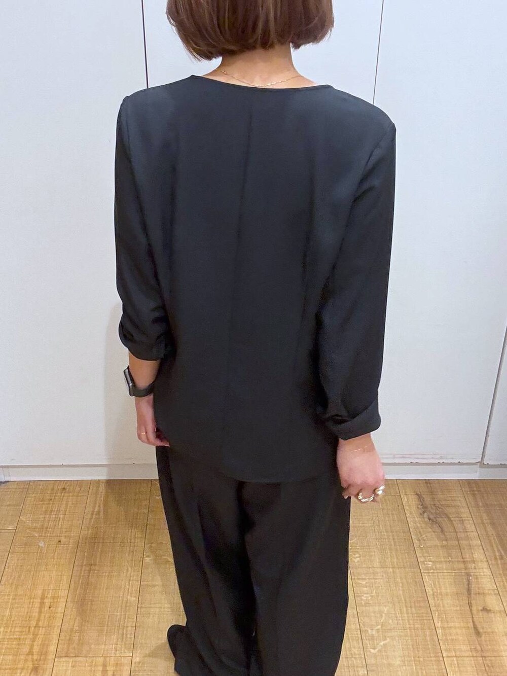 グレー系のパンプス、ブラック系のキャミソール、グレー系のカーディガン/ボレロを着用したレディースの春コーディネートの3枚目の写真