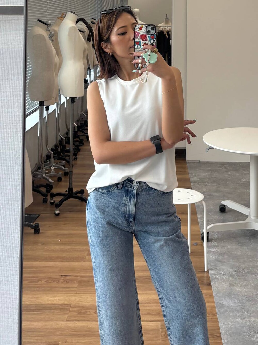 ホワイト系のTシャツ/カットソーを着用したレディースの夏コーディネートの2枚目の写真