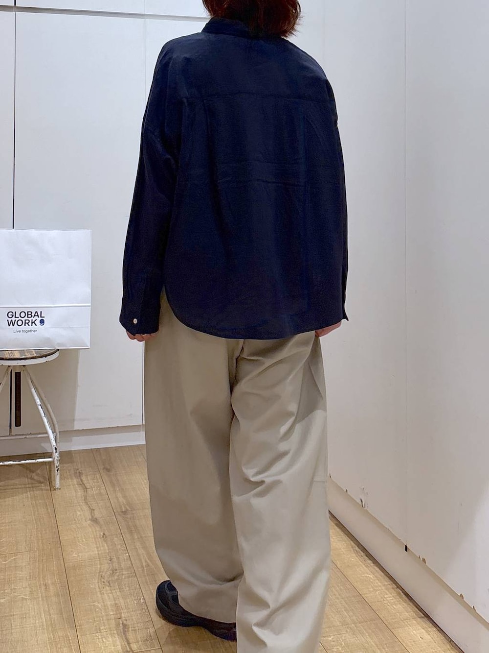 ブルー系のシャツ/ブラウス、ベージュ系のその他パンツ、ゴールド系のネックレスを着用したレディースの春コーディネートの4枚目の写真