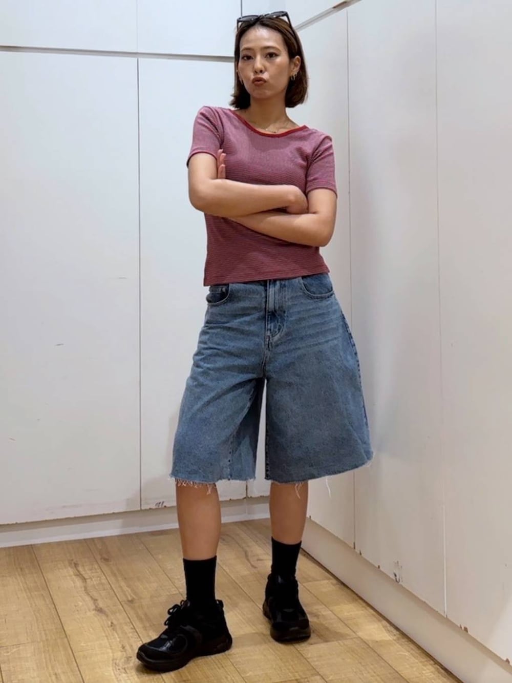 ブルー系のデニムパンツ、レッド系のTシャツ/カットソーを着用したレディースの春コーディネートの4枚目の写真