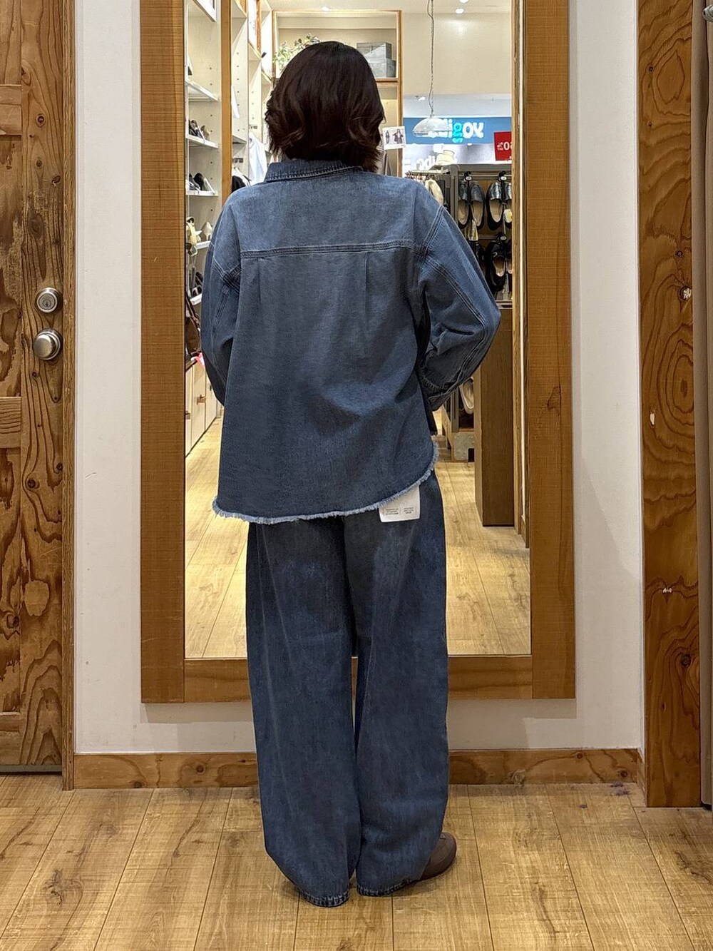 ブラウン系のスニーカー、ブルー系のシャツ/ブラウス、ブルー系のデニムパンツを着用したレディースの冬コーディネートの5枚目の写真