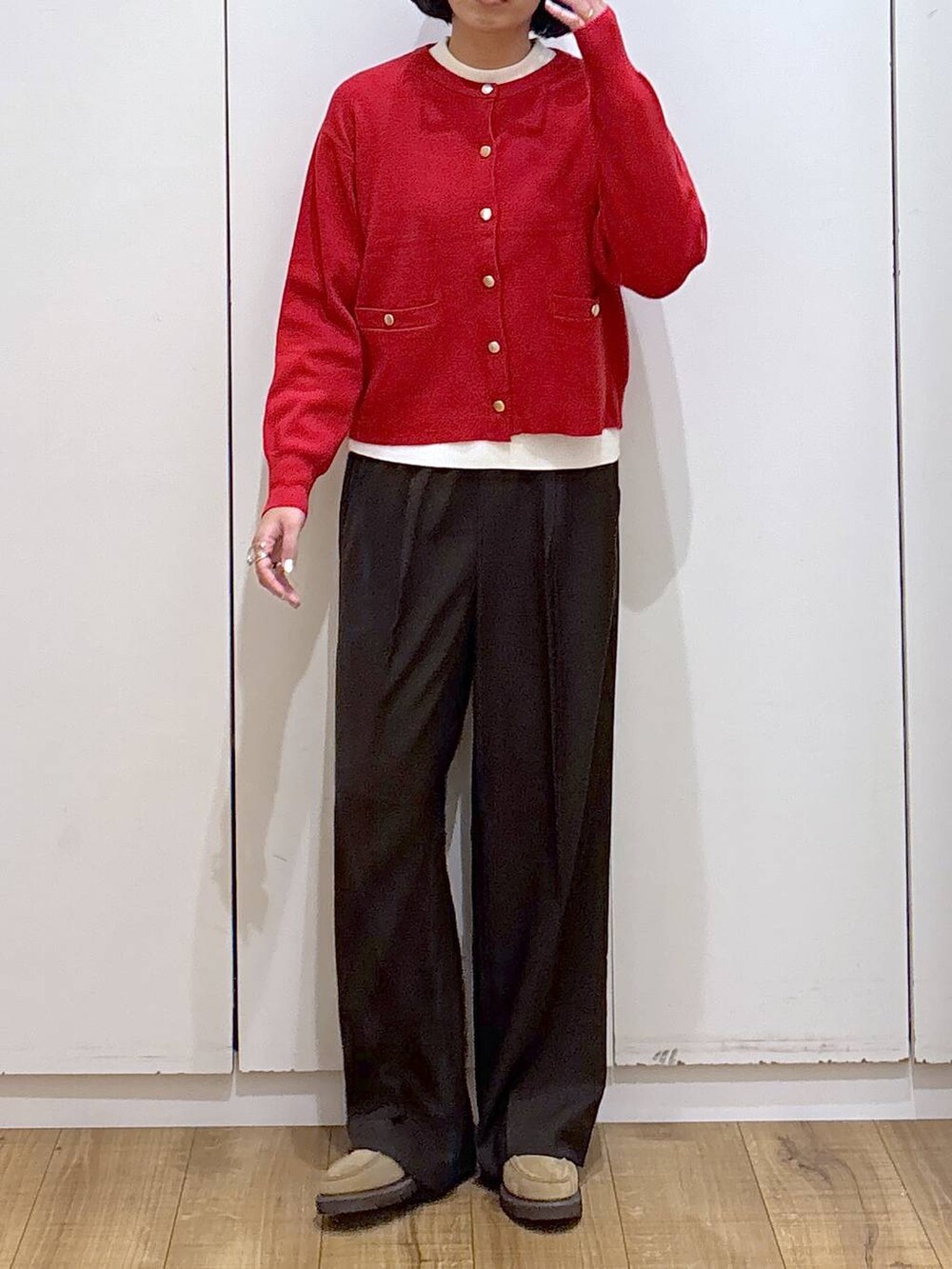 ブラウン系のその他パンツ、ベージュ系のローファー、レッド系のカーディガン/ボレロを着用したレディースの秋コーディネートの5枚目の写真