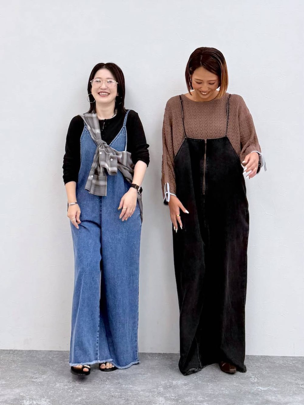 ブラック系のTシャツ/カットソー、ブラック系のサンダル、ブラック系のシャツ/ブラウスを着用したレディースの夏コーディネートの4枚目の写真