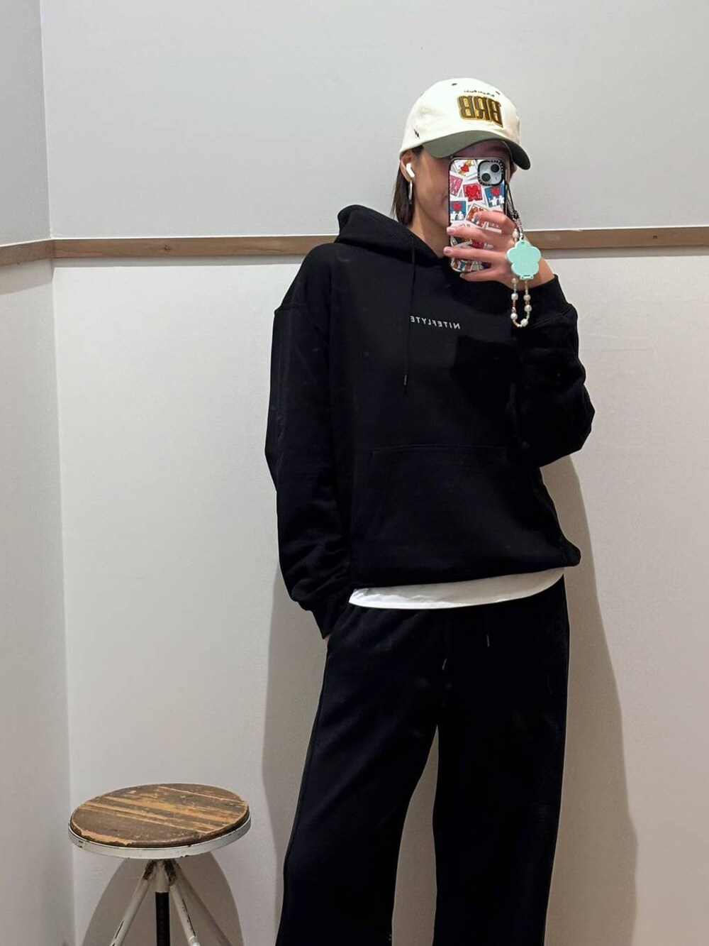 ホワイト系のTシャツ/カットソー、ブラック系のTシャツ/カットソー、ブラック系のスウェットパンツを着用したレディースの冬コーディネートの2枚目の写真