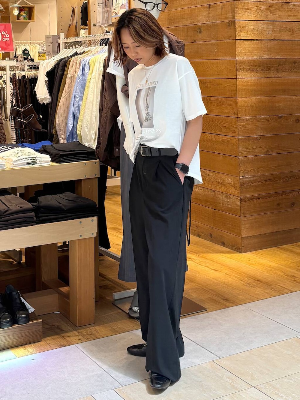 ブラック系のローファー、ブラック系のその他パンツ、ホワイト系のTシャツ/カットソーを着用したレディースの春コーディネートの8枚目の写真