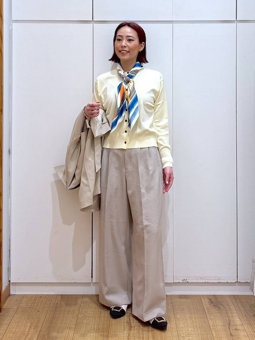 「体型カバー、高見え、高身長、ママコーデ、骨格ストレート、GLOBAL WORK、着痩せ・細見え」|「GLOBAL WORKのエアかるトレンチコート/234545(トレンチコート、ベージュ系)」を使った、ココさん(レディース・165cm)の春コーディネートの3枚目の写真