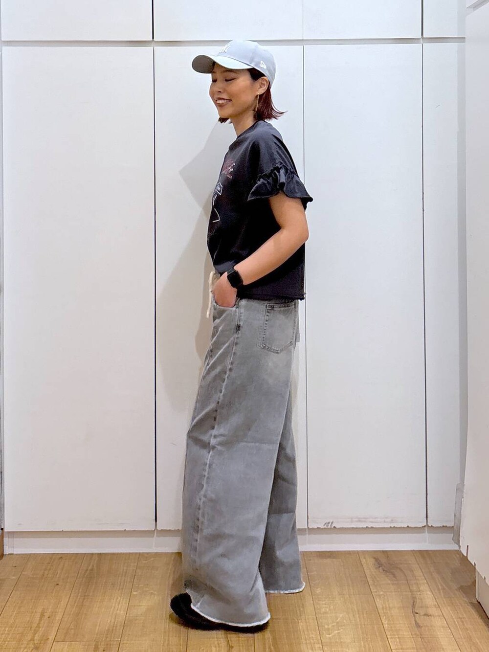 「体型カバー、高見え、高身長、ママコーデ、骨格ストレート、GLOBAL WORK、着痩せ・細見え」｜「GLOBAL WORKのエアかるクッションベルトスニーカー/102313（スニーカー、ブラック系）」を使った、ココさん（レディース・165cm）の春コーディネートの3枚目の写真