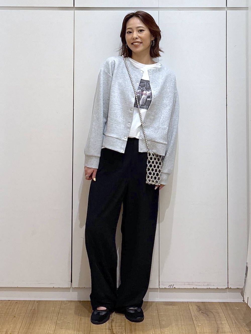 ブラック系のその他パンツ、グレー系のカーディガン/ボレロ、ホワイト系のTシャツ/カットソーを着用したレディースの春コーディネートの3枚目の写真