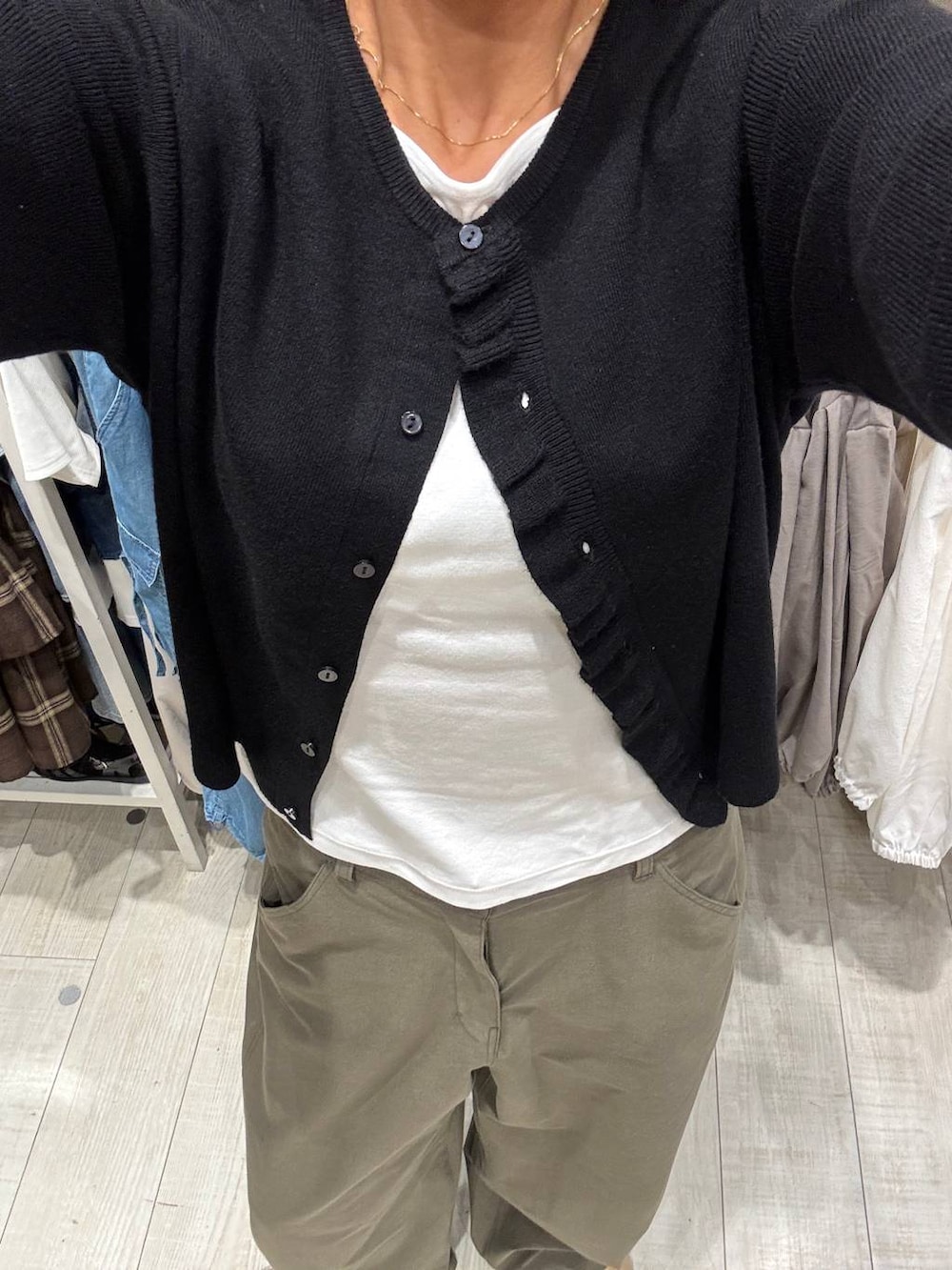 ブラック系のカーディガン/ボレロ、グリーン系のその他パンツ、ブラック系のカチューシャを着用したレディースの秋コーディネートの4枚目の写真