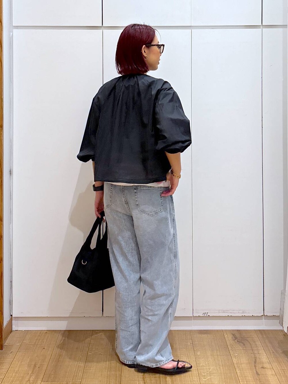 「骨格ストレート、GLOBAL WORK、着痩せ・細見え、体型カバー、高見え、高身長、ママコーデ」|「GLOBAL WORKのGOODデニムバギーパンツ/118365(デニムパンツ、ブルー系)」を使った、ココさん(レディース・165cm)の春コーディネートの4枚目の写真