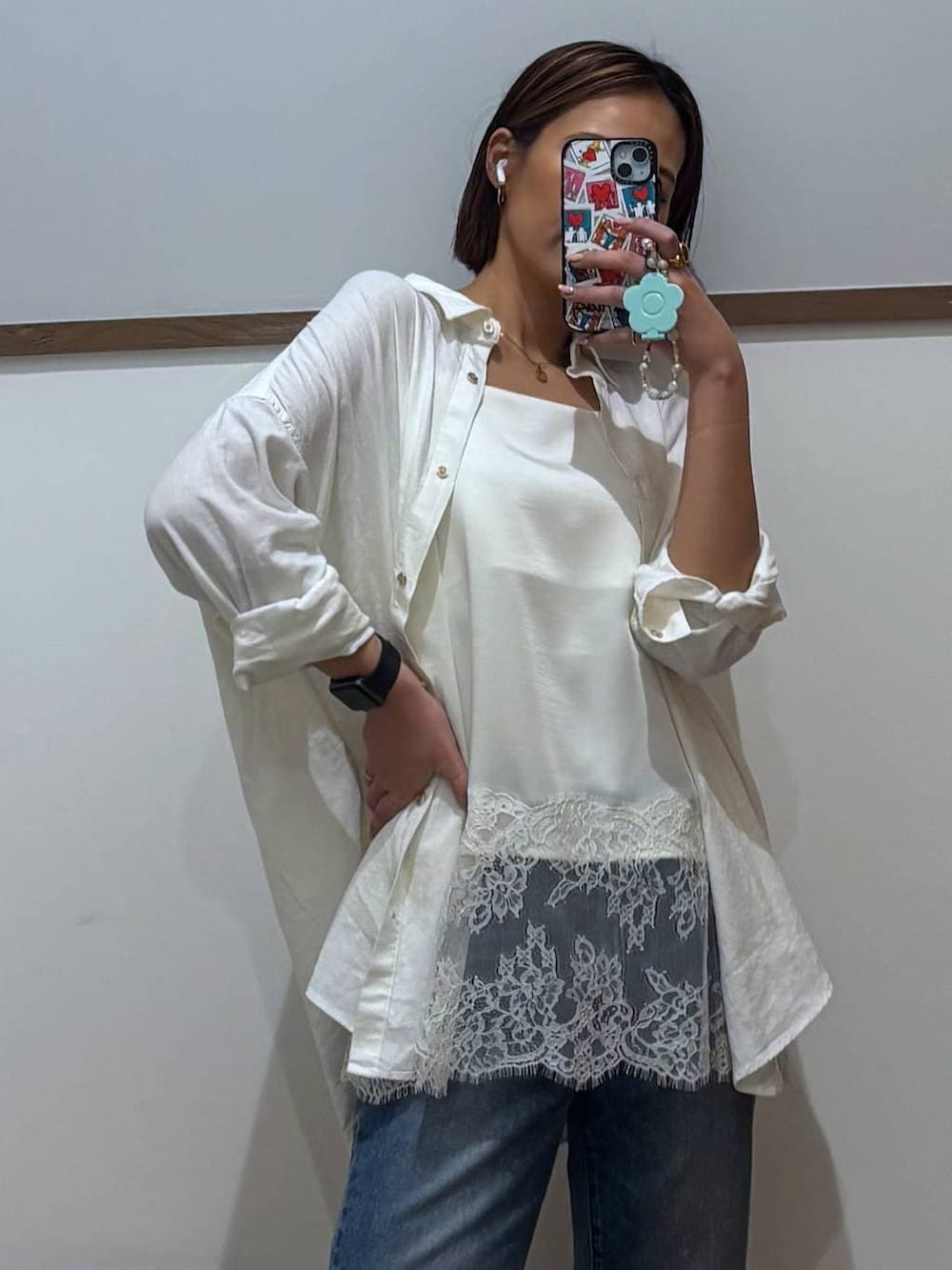 ホワイト系のシャツ/ブラウス、ホワイト系のキャミソール、ゴールド系のネックレスを着用したレディースの春コーディネートの3枚目の写真