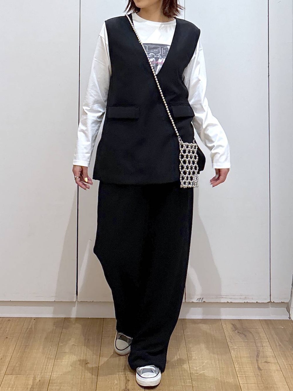 ブラック系のセットアップ、ブラック系のその他パンツ、ホワイト系のTシャツ/カットソーを着用したレディースの春コーディネートの2枚目の写真