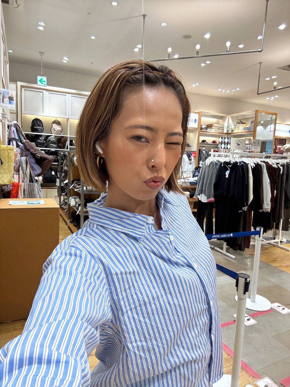 ブラック系のキャミソール、ブルー系のシャツ/ブラウス、グリーン系のその他パンツを着用したレディースの秋コーディネートの6枚目の写真