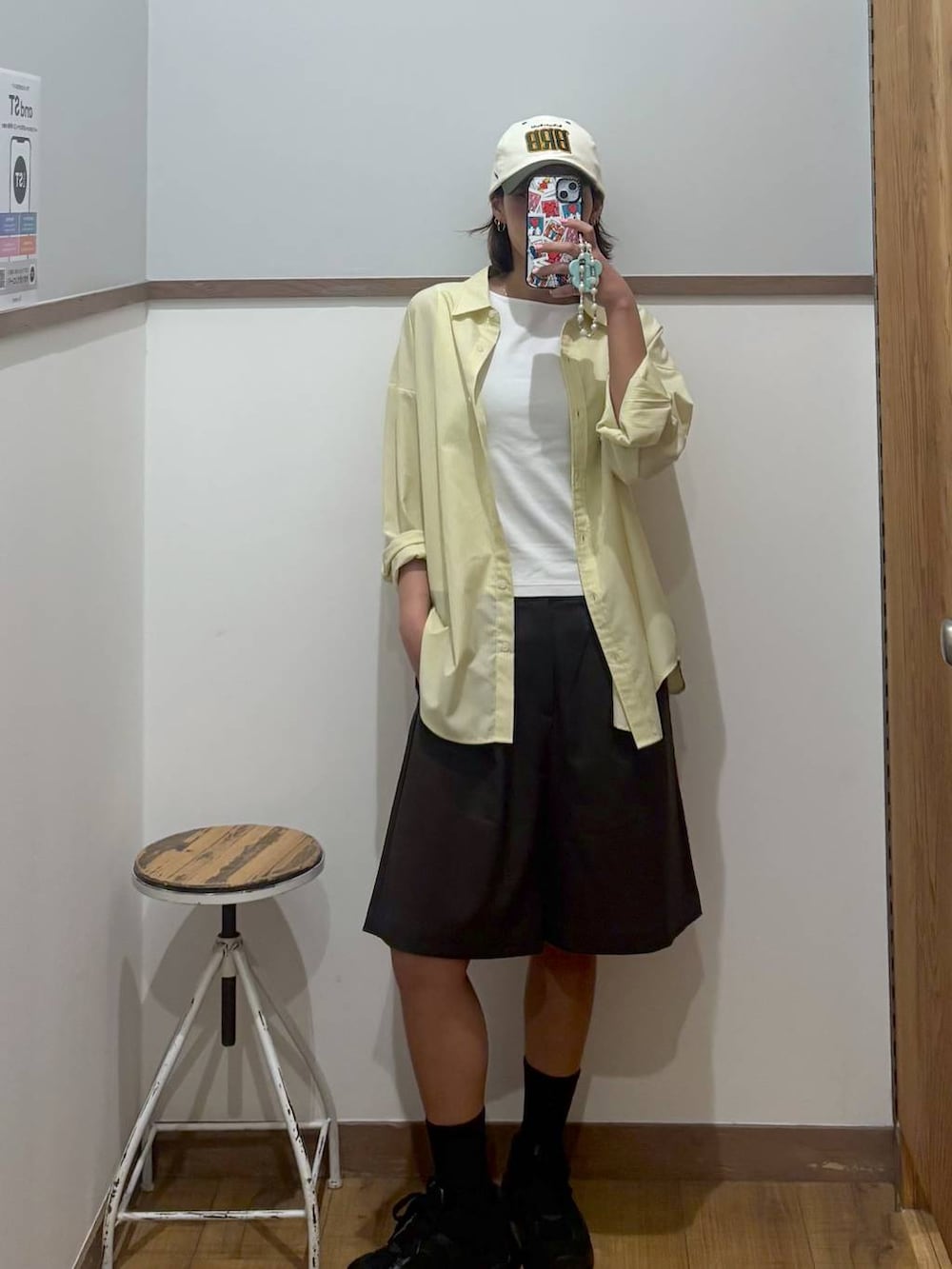 イエロー系のシャツ/ブラウス、ベージュ系のその他パンツを着用したレディースの春コーディネートの5枚目の写真