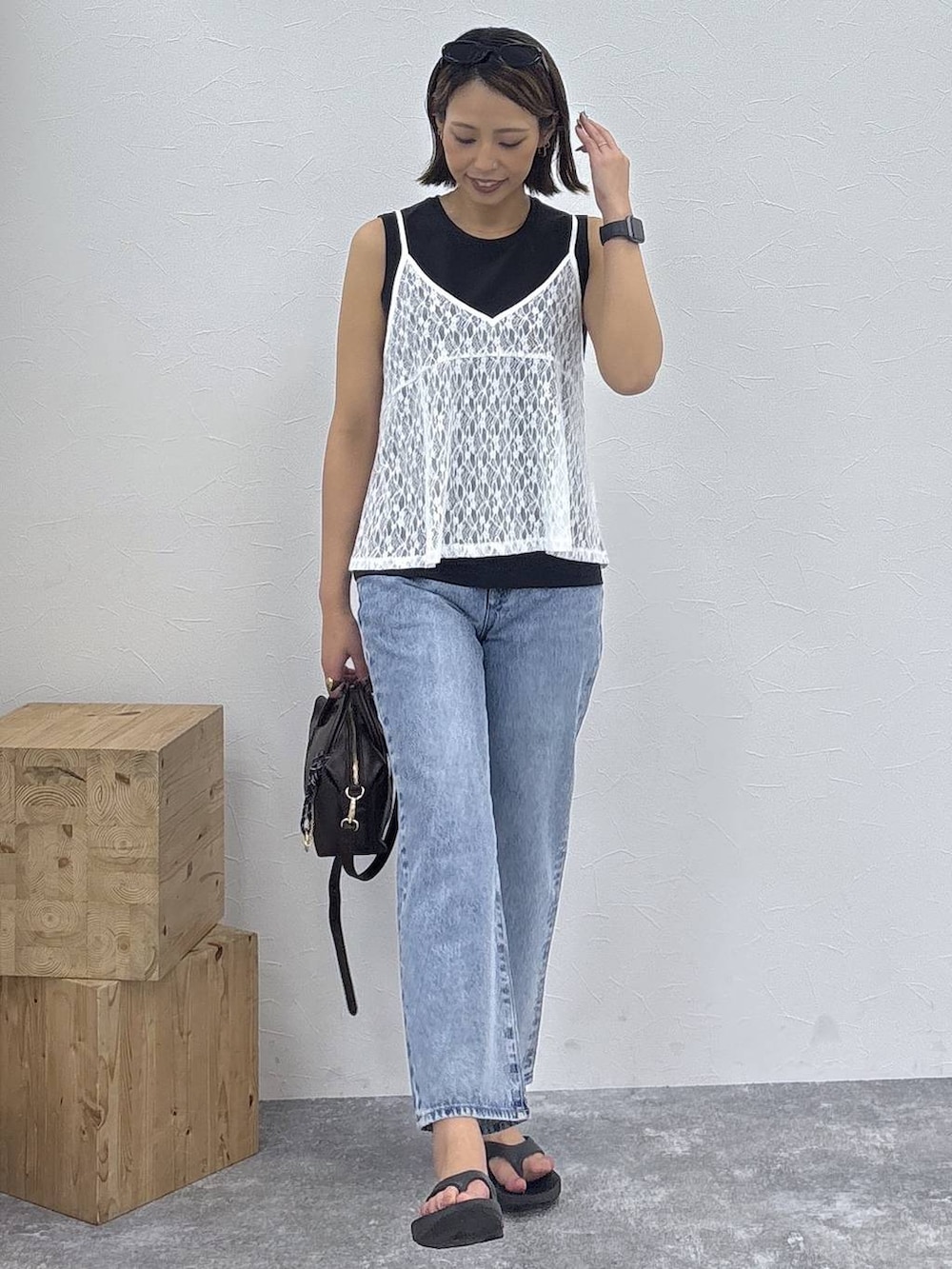 ブラック系のボストンバッグ、ブラック系のTシャツ/カットソー、ホワイト系のキャミソールを着用したレディースの夏コーディネートの4枚目の写真