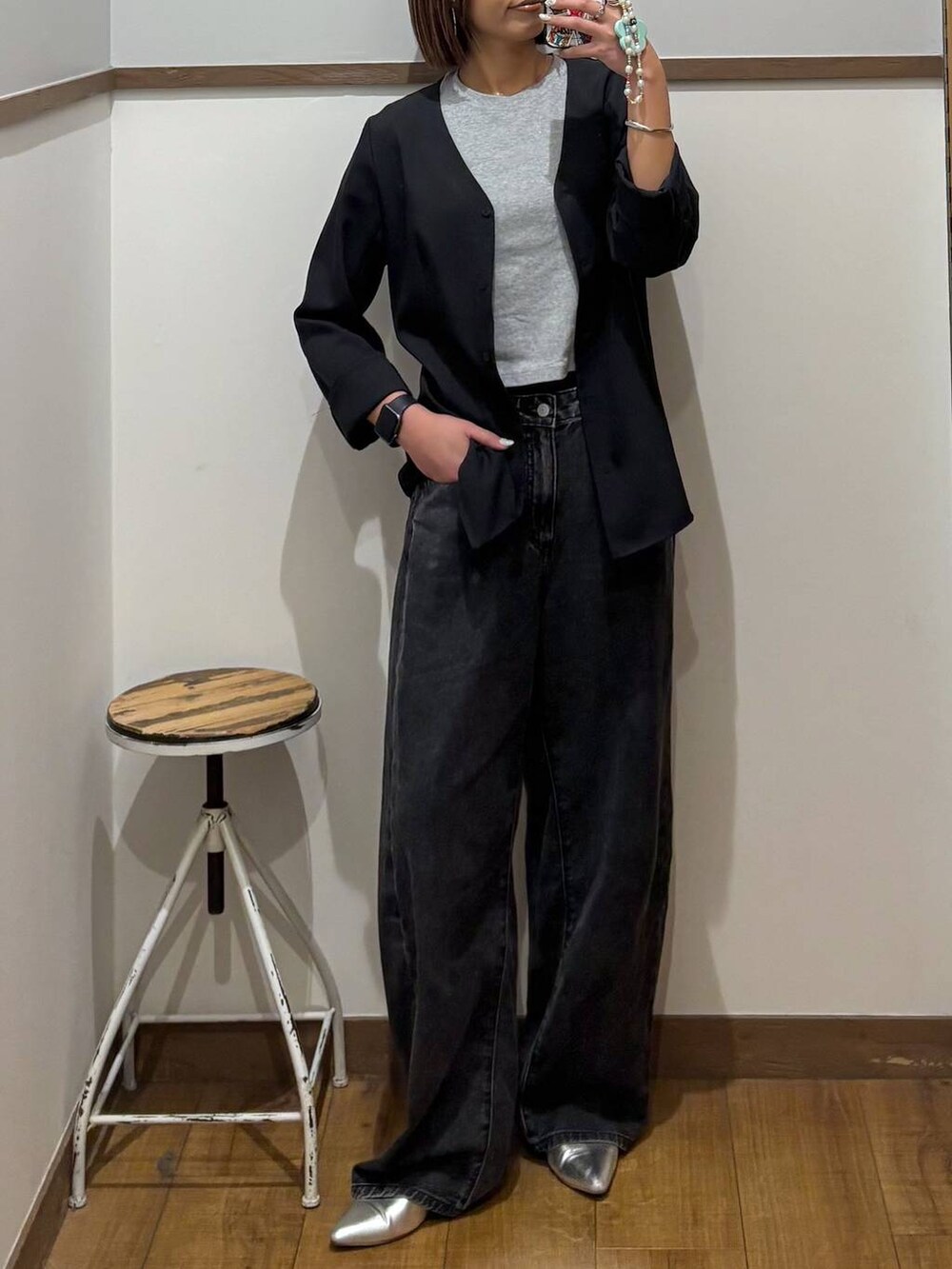ブラック系のデニムパンツ、グレー系のカーディガン/ボレロを着用したレディースの春コーディネートの2枚目の写真