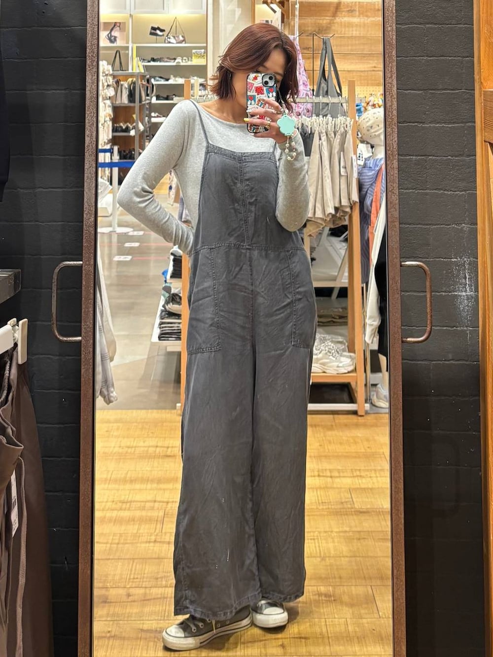 ブラック系のサロペット/オーバーオールを着用したレディースの春コーディネートの2枚目の写真