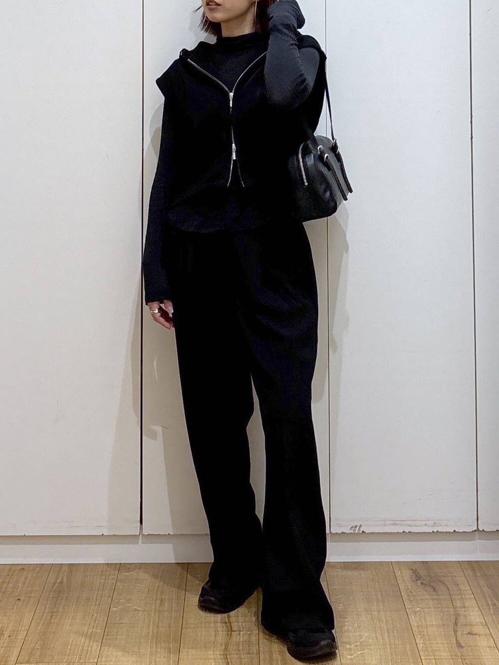 ブラック系のTシャツ/カットソー、ブラック系のその他パンツ、ブラック系のベストを着用したレディースの春コーディネートの3枚目の写真