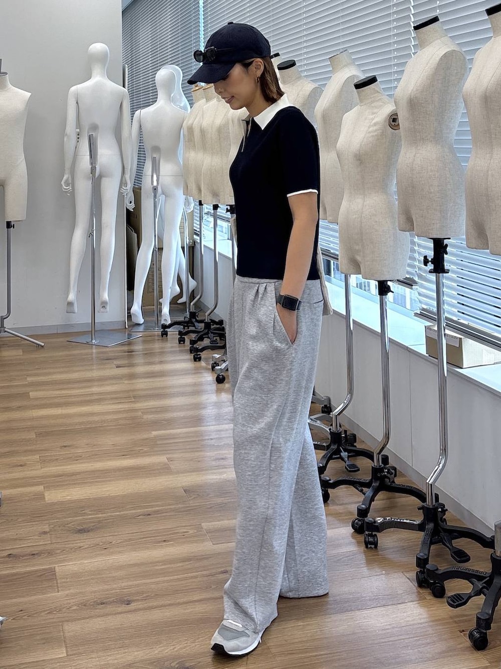 ホワイト系のトートバッグ、グレー系のその他パンツ、ブルー系のニット/セーターを着用したレディースの夏コーディネートの2枚目の写真