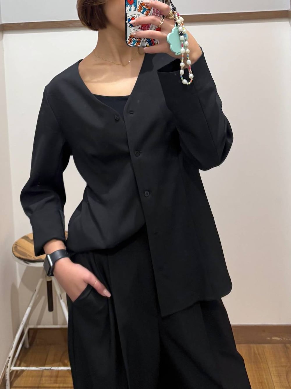 グレー系のパンプス、グレー系のカーディガン/ボレロを着用したレディースの春コーディネートの5枚目の写真