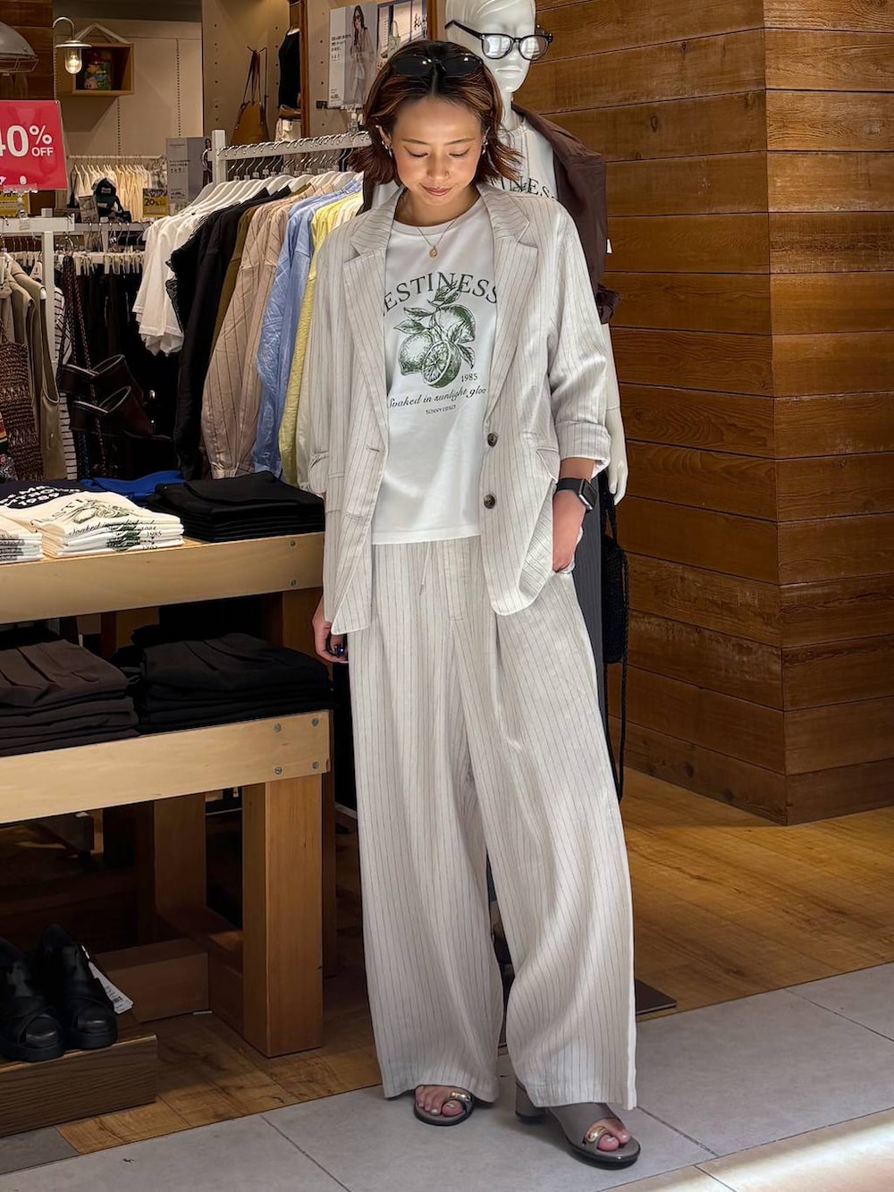 ベージュ系のその他パンツ、グレー系のテーラードジャケット、ホワイト系のTシャツ/カットソーを着用したレディースの春コーディネートの3枚目の写真
