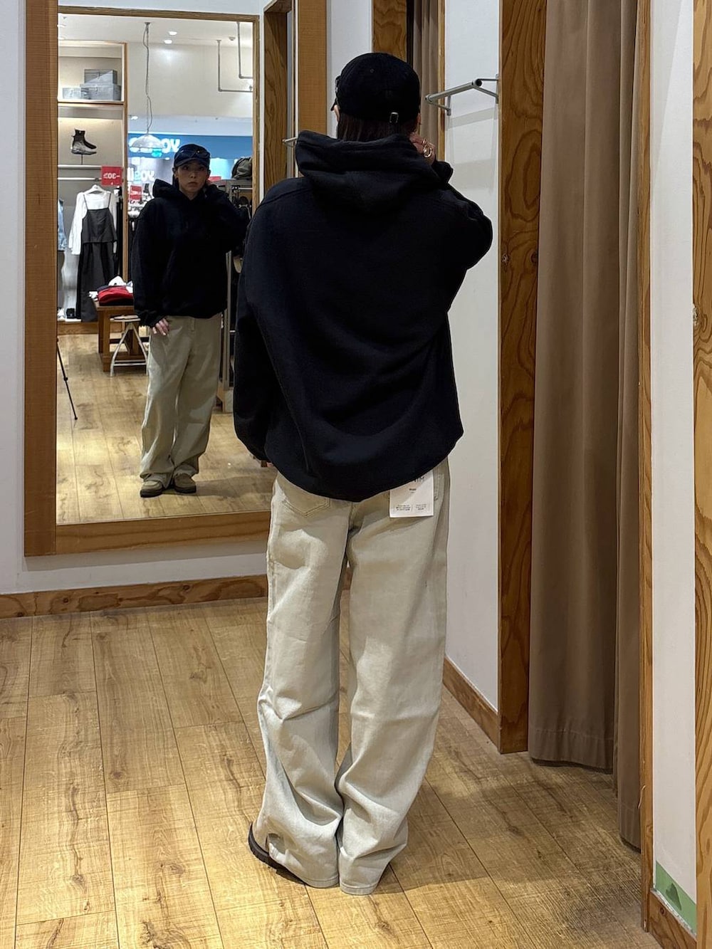 ベージュ系のデニムパンツ、ベージュ系のローファー、ホワイト系のTシャツ/カットソーを着用したレディースの秋コーディネートの3枚目の写真