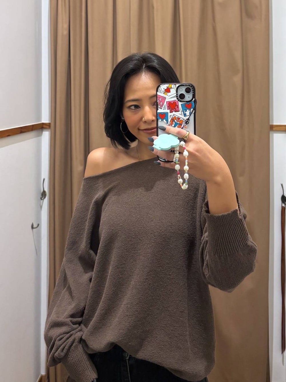 グリーン系のニット/セーターを着用したレディースの秋コーディネートの3枚目の写真