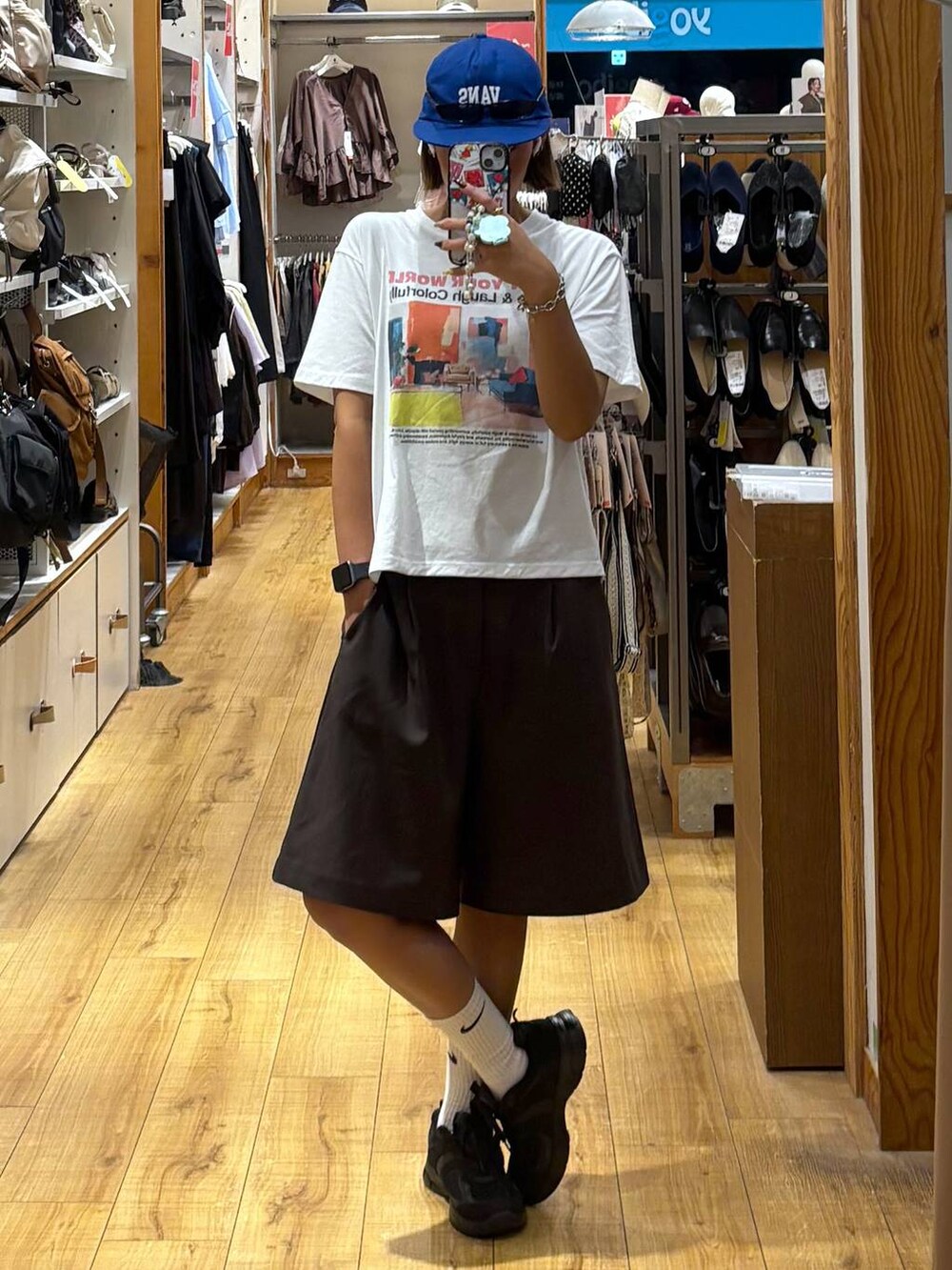 ホワイト系のTシャツ/カットソー、ブラウン系のその他パンツを着用したレディースの秋コーディネートの7枚目の写真
