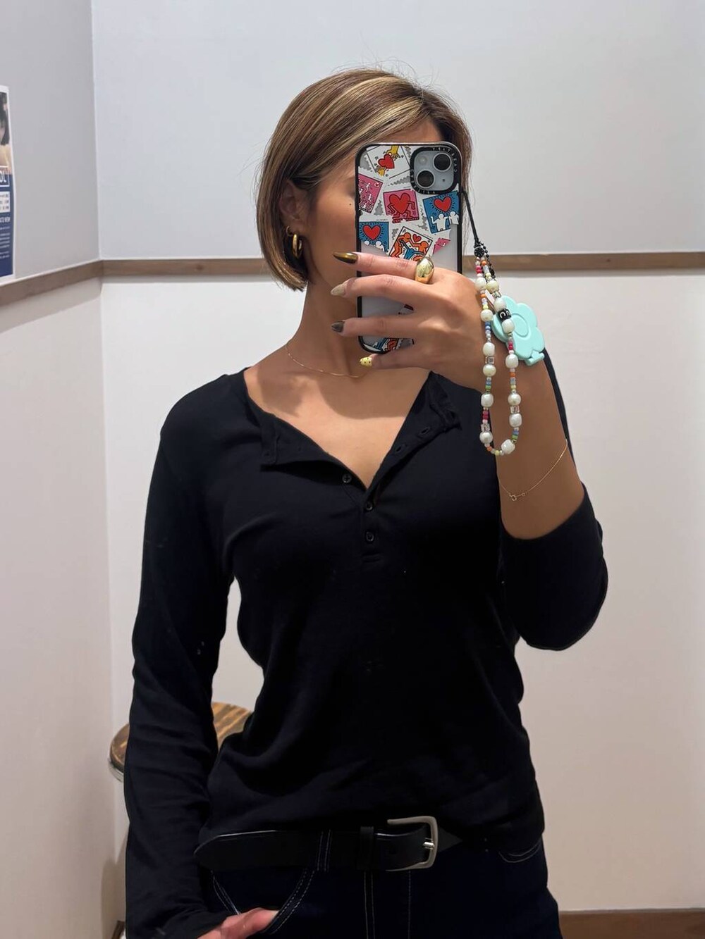 ブラック系のTシャツ/カットソー、ブルー系のデニムパンツを着用したレディースの秋コーディネートの3枚目の写真