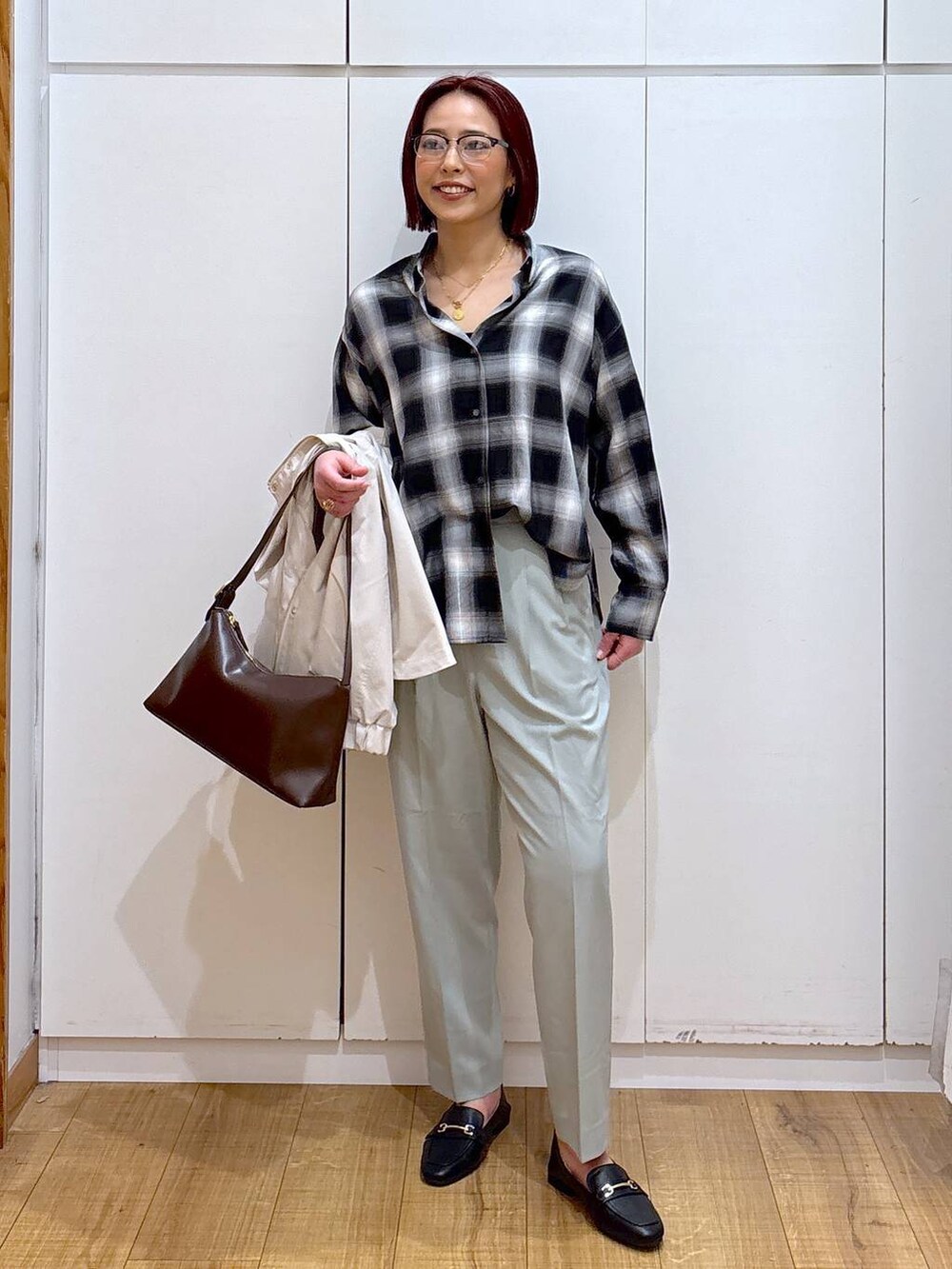 「ママコーデ、高見え、高身長、骨格ストレート、GLOBAL WORK、着痩せ・細見え、体型カバー」｜「GLOBAL WORKのサイズ拡大/らくっション撥水2WAYローファー/131468（ローファー、ブラック系）」を使った、ココさん（レディース・165cm）の春コーディネートの2枚目の写真