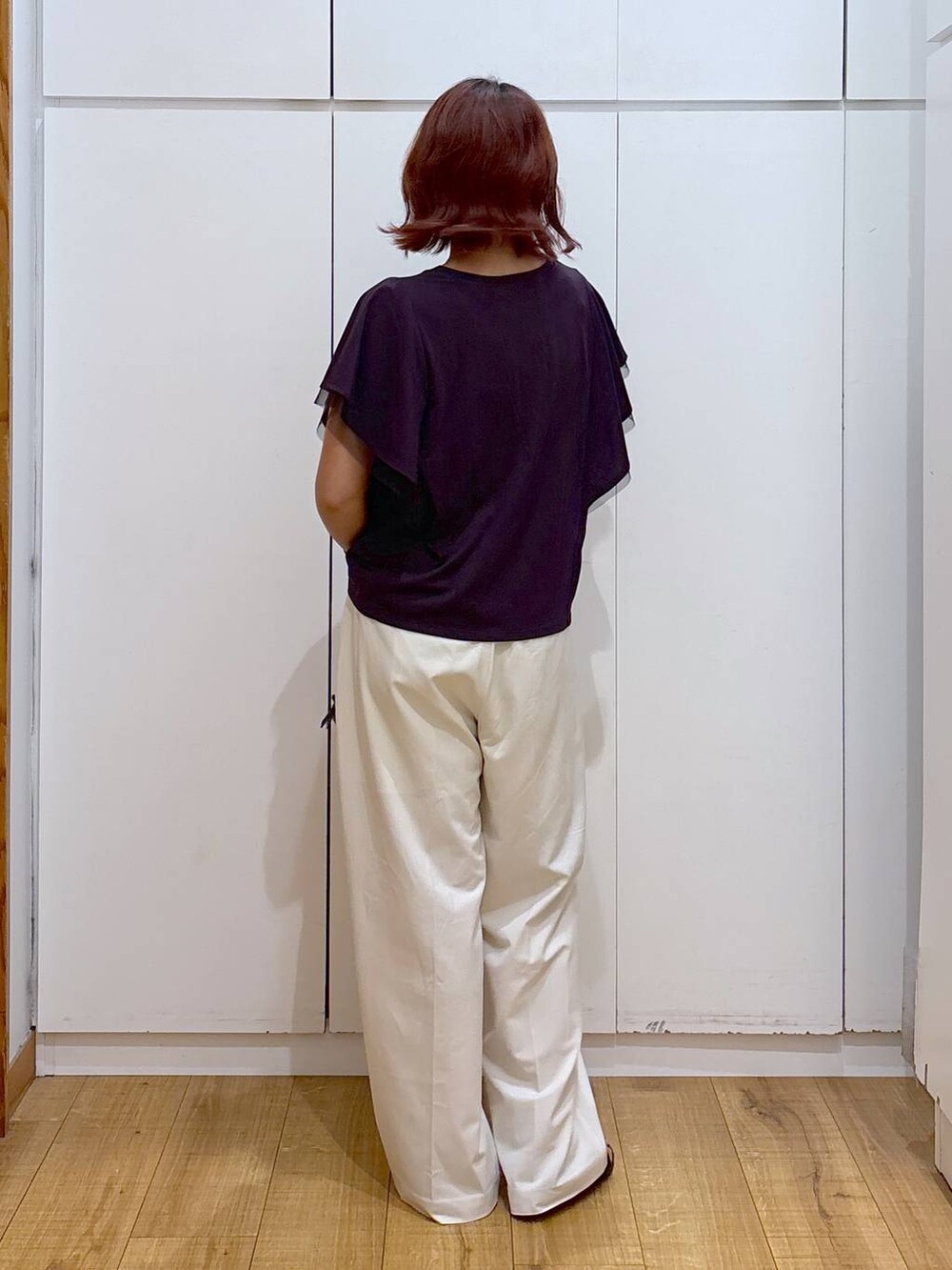 ブラック系のショルダーバッグ、ホワイト系のその他パンツ、ブラウン系のTシャツ/カットソーを着用したレディースの夏コーディネートの4枚目の写真