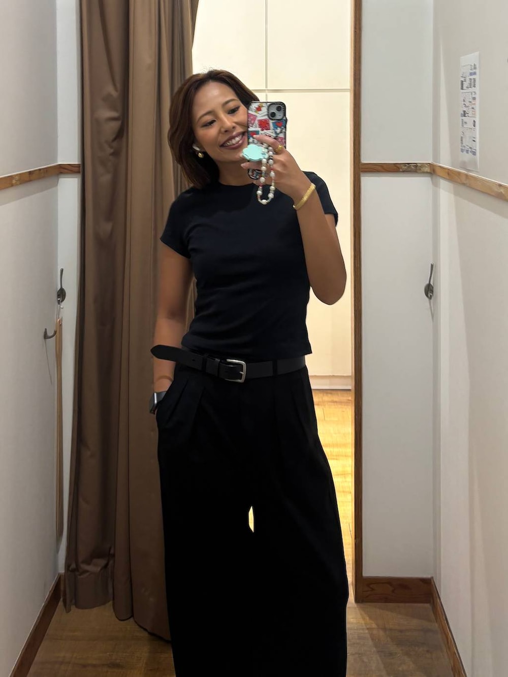 ブラック系のその他パンツを着用したレディースの夏コーディネートの4枚目の写真
