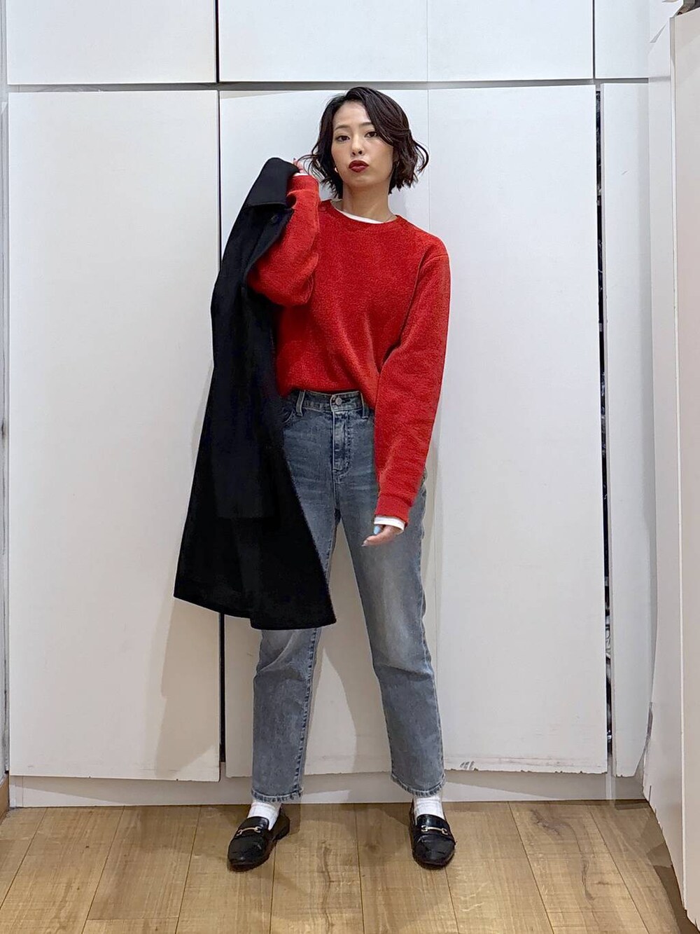 ブラック系のローファー、ブラック系のステンカラーコート、ブルー系のデニムパンツを着用したレディースの冬コーディネートの7枚目の写真