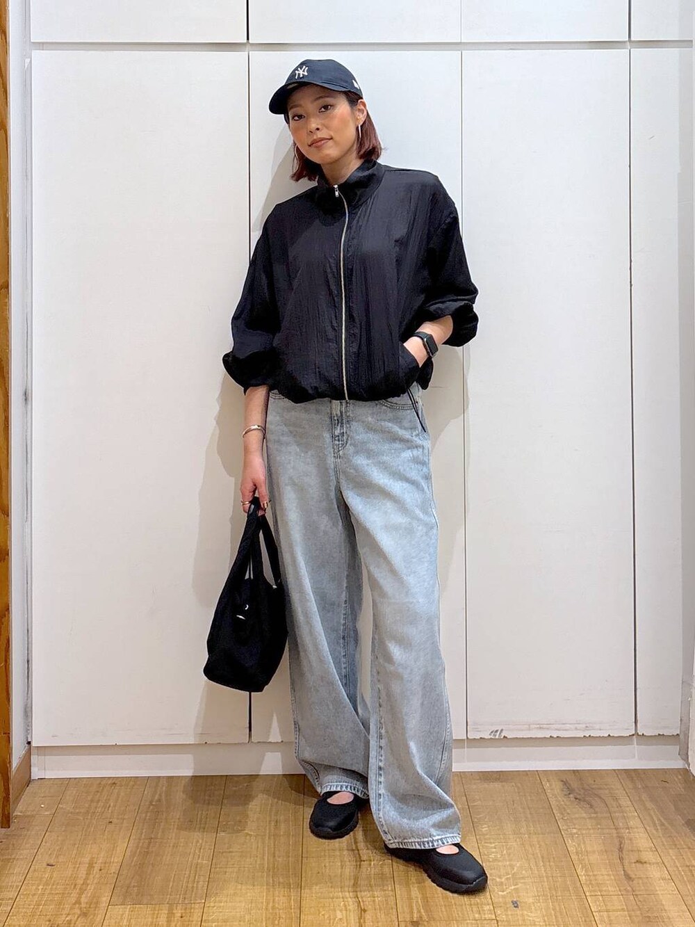 「体型カバー、高見え、高身長、ママコーデ、骨格ストレート、GLOBAL WORK、着痩せ・細見え」｜「GLOBAL WORKのエアかるクッションベルトスニーカー/102313（スニーカー、ブラック系）」を使った、ココさん（レディース・165cm）の春コーディネートの2枚目の写真