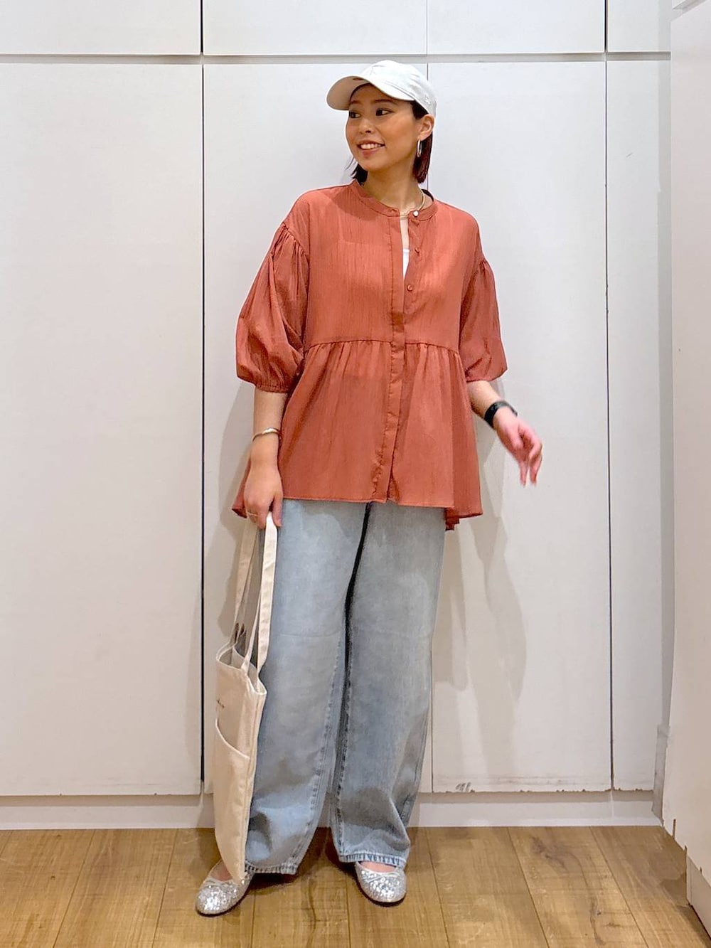 「体型カバー、高見え、高身長、ママコーデ、骨格ストレート、GLOBAL WORK、着痩せ・細見え」｜「GLOBAL WORKのGOODデニムバギーパンツ/118365（デニムパンツ、ブルー系）」を使った、ココさん（レディース・165cm）の春コーディネートの2枚目の写真